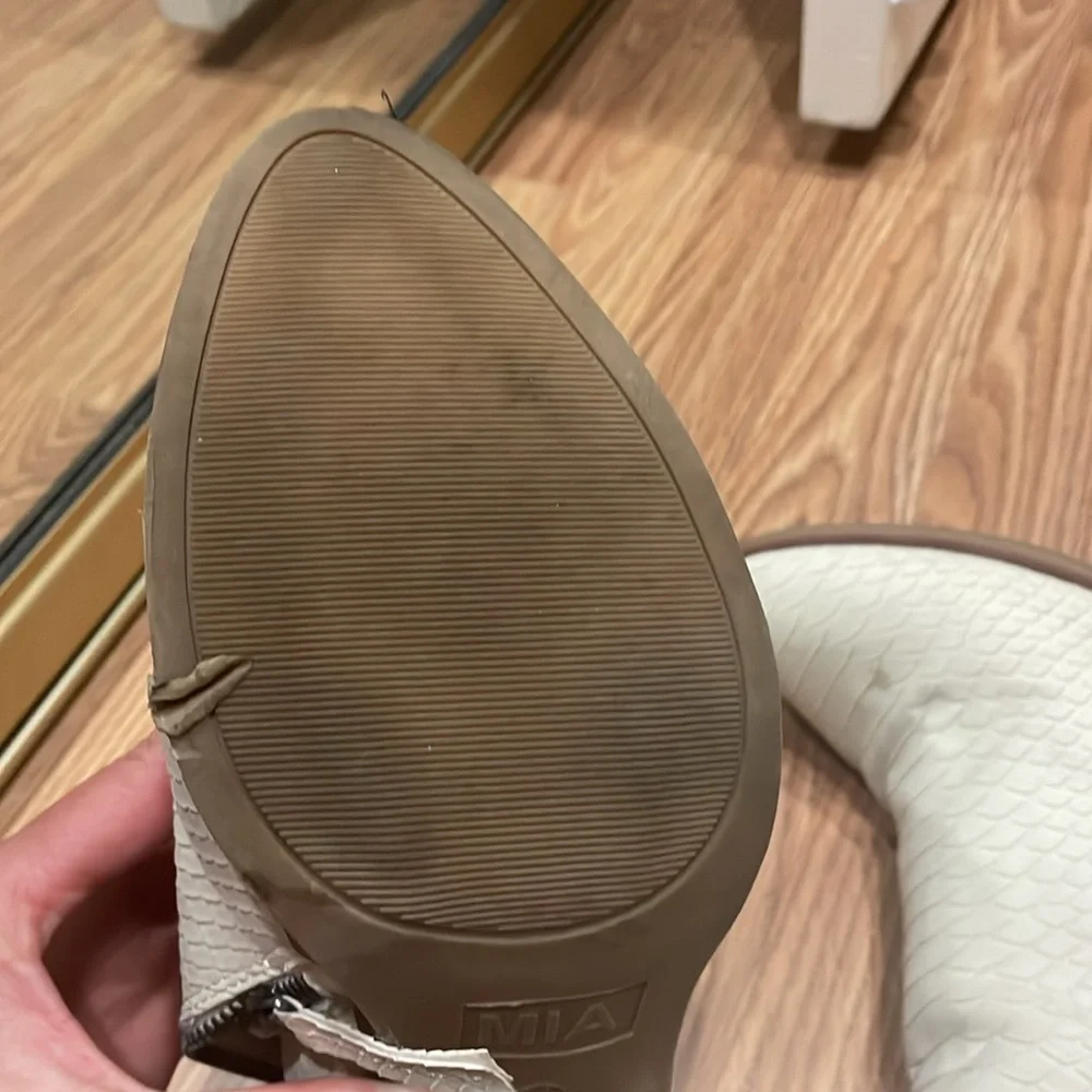 Short boot cream color with tan brown sole size 8.5 women alligator, pattern, - Picture 5 of 6